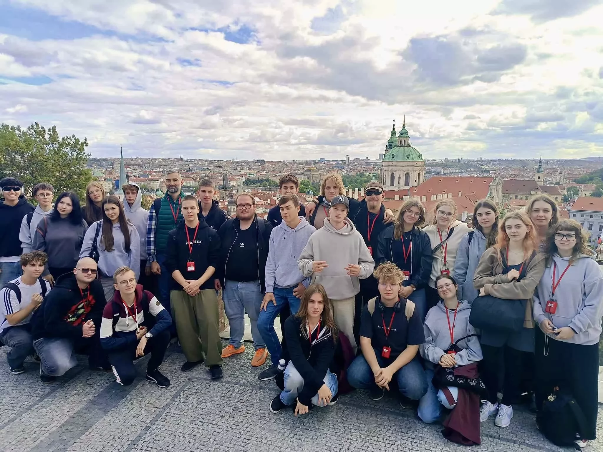 We wrześniu klasy 3e, 4g i 5c wzięły udział w wycieczce.
Trasa obejmowała Wrocław, Pragę, Skalne Miasto w Czechach, Góry Stołowe wraz ze Szczelińcem.
Przepis na udaną wycieczkę? Ciekawa trasa, piękne widoki, świetna organizacja, komfortowe zakwaterowanie. To wszystko się liczy, ale najważniejsza jest super ekipa! Co tu dużo mówić. Było świetnie! 
Wychowawczynie, panie Marzena Dymarska, Beata Kłos i Agnieszka Stefan, dziękują wszystkim za mnóstwo fajnych wrażeń i dobrą zabawę.